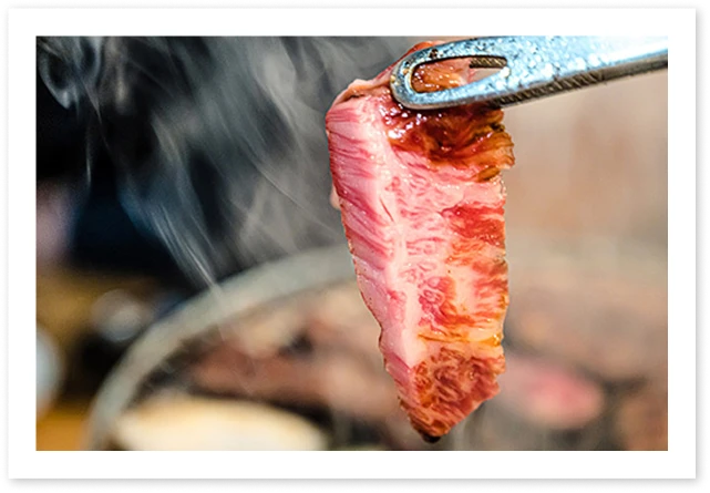 肉汁がしたたる炭火BBQ
